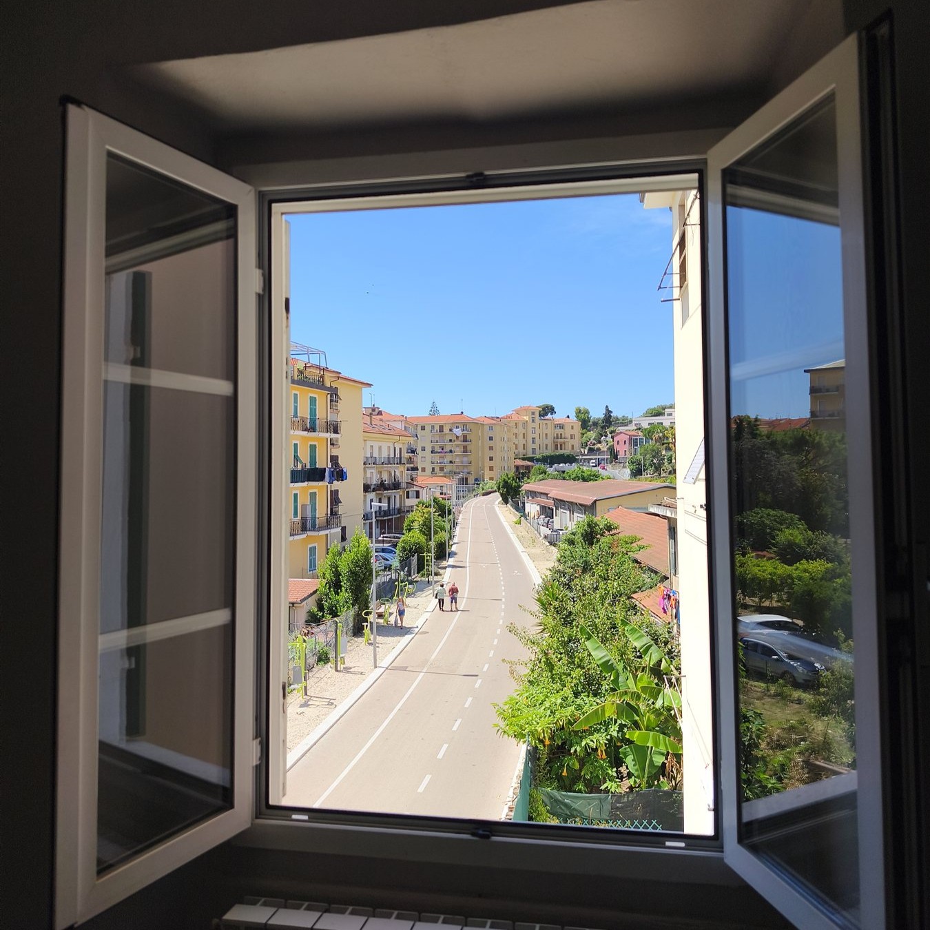 La pista ciclabile vista dalla finestra di casa