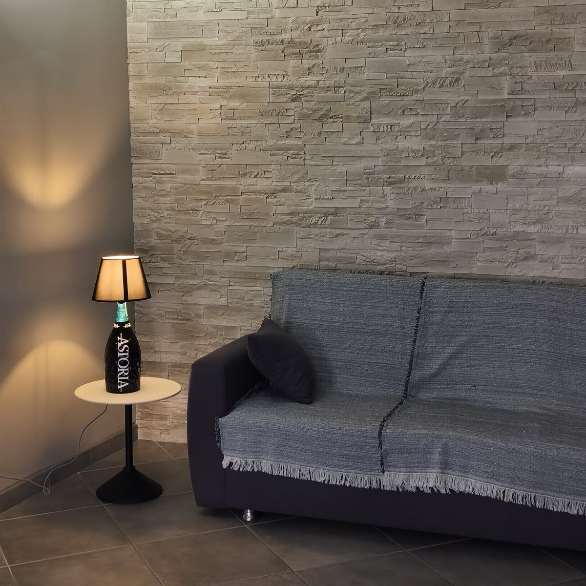 Angolo salotto con lampada
