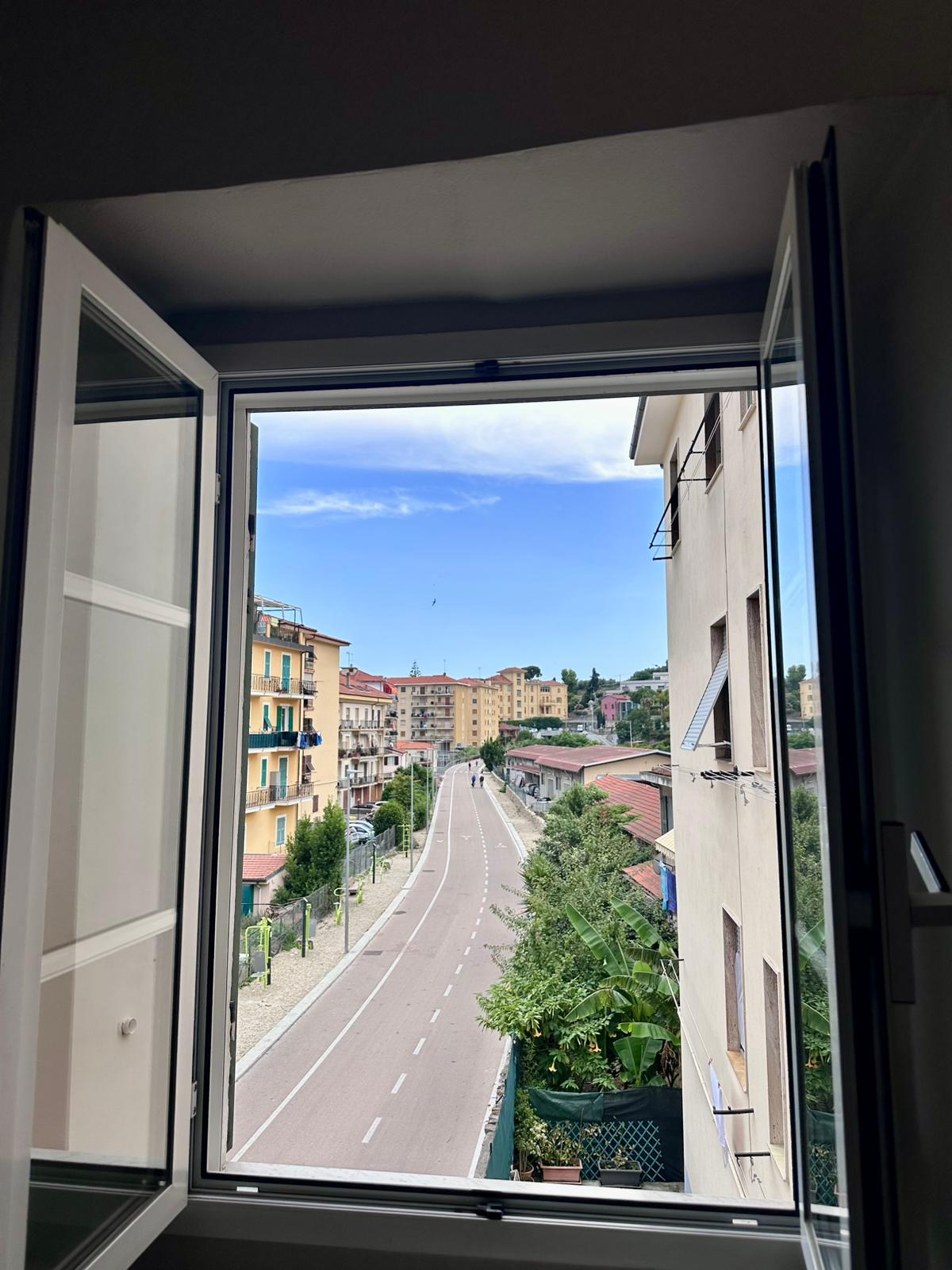 Vista sulla pista ciclabile dalla finestra